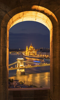Kettenbrücke und das Parlament, Blick von der Fischerbastei bei Nacht, Ungarn, Budapest - CUF15892