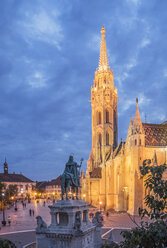 Statue des Heiligen Stephan und der Matthiaskirche in der Abenddämmerung, Ungarn, Budapest - CUF15893