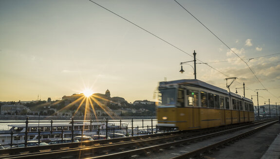 Straßenbahn bei Sonnenuntergang entlang der Donau, Ungarn, Budapest - CUF15895