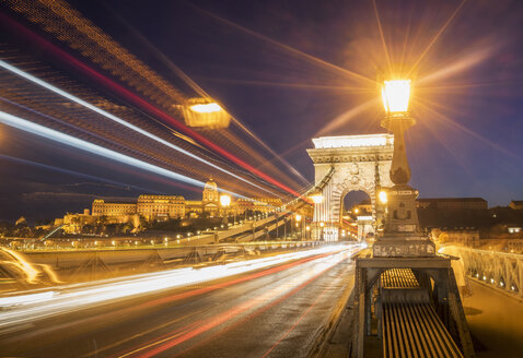 Verkehr auf der Kettenbrücke bei Nacht, Ungarn, Budapest - CUF15897
