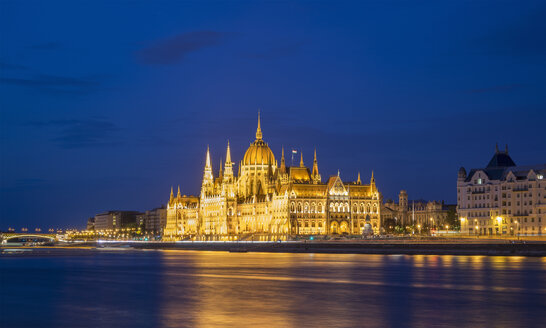 Das Parlament bei Nacht beleuchtet, Ungarn, Budapest - CUF15898