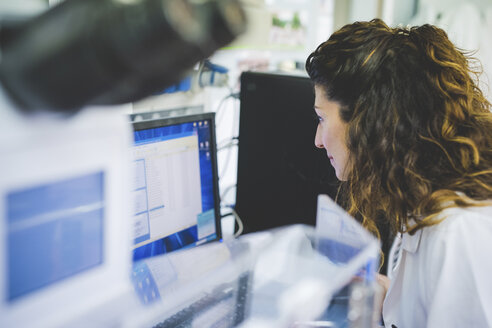 Female scientist using FTIR spectrophotometer, analyzing FTIR map - CUF15913