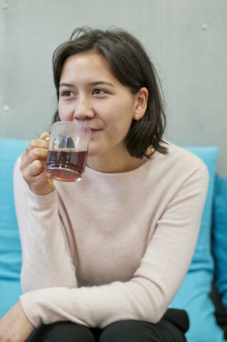 Frau beim Kaffee trinken, lizenzfreies Stockfoto