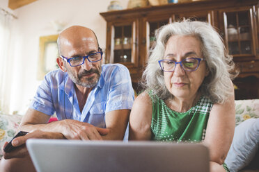 Pärchen auf Sofa mit Laptop - CUF16062