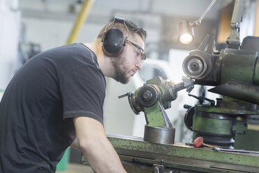 Man working in grinding workshop - CUF16074