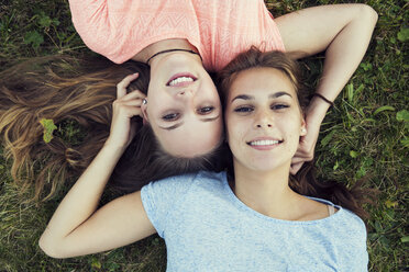 Porträt von zwei jungen Frauen im Gras liegend - CUF16086