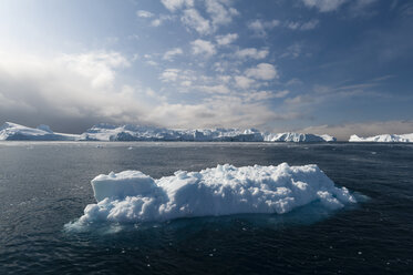Blick auf sonnenbeschienene Eisberge, Ilulissat-Eisfjord, Diskobucht, Grönland - CUF16115