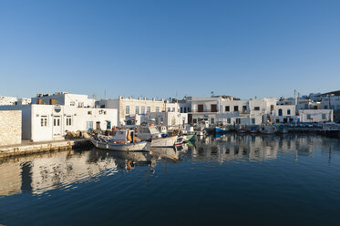 Fischerboote im Hafen, Naousa, Paros, Kykladeninseln, Ägäisches Meer, Griechenland - CUF16130