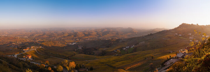 Hochgelegene Panoramalandschaft bei Sonnenuntergang, Langhe, Piemont, Italien - CUF16131