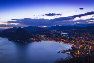 Blick von oben auf den Luganer See in der Abenddämmerung, Schweiz - CUF16144