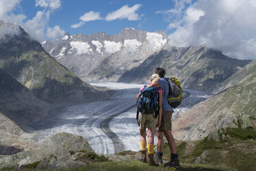 Wanderpaar mit Blick auf den Aletschgletscher, Kanton Wallis, Schweiz - CUF16286