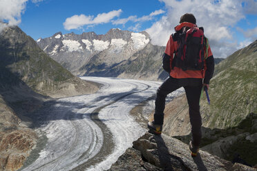 Rückansicht eines einsamen männlichen Bergsteigers mit Blick auf den Aletschgletscher, Kanton Wallis, Schweiz - CUF16287