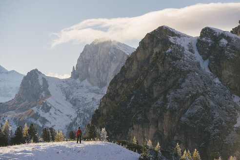 Junge Frau mit Blick auf die Aussicht, Limides See, Südtirol, Dolomiten, Italien - CUF16297