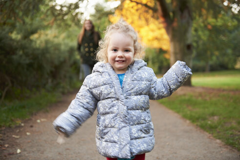 Glückliches weibliches Kleinkind beim Laufen im Herbstpark - CUF16302