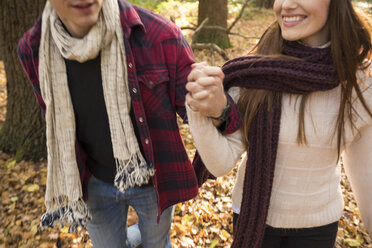 Junges Paar, das im Wald spazieren geht, Hände haltend, Mittelteil - CUF16305