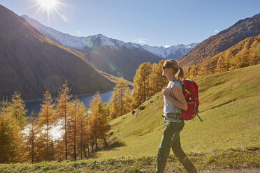 Frau beim Wandern, Blick auf Aussicht, Schnalstal, Südtirol, Italien - CUF16313