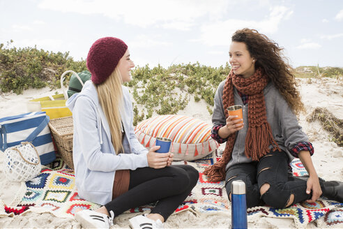 Zwei junge Frauen unterhalten sich beim Picknick am Strand, Westkap, Südafrika - CUF16341