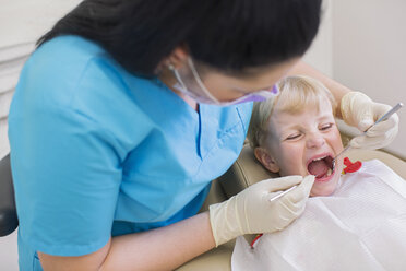 Mädchen im Zahnarztstuhl, mit offenem Mund bei einer zahnärztlichen Untersuchung - CUF16392