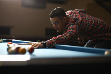 Mann spielt Pool in einem Club - CUF16690
