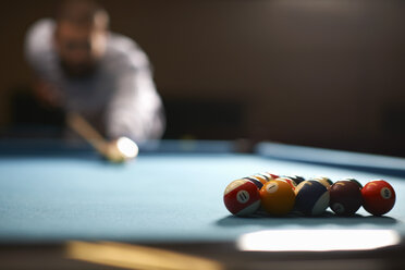 Mann spielt Pool in einem Club - CUF16692