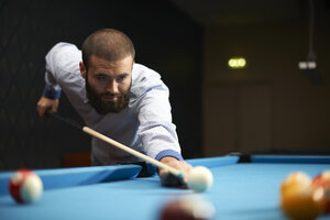 Mann spielt Pool in einem Club - CUF16693