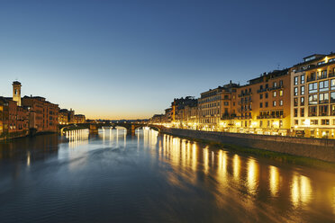 Stadtbild des Flusses Arno bei Nacht, Florenz, Italien - CUF16792