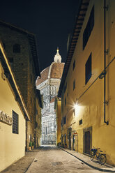 Straßenansicht der Kathedrale von Florenz bei Nacht, Florenz, Italien - CUF16793