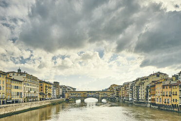 Blick auf den Fluss Arno und die Ponte Vecchio, Florenz, Italien - CUF16795