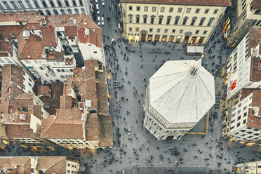 Blick von oben auf Touristen und das Baptisterium von San Giovanni, Florenz, Italien - CUF16797