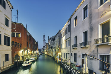 Kanal und traditionelle Häuser am Wasser in der Abenddämmerung, Venedig, Italien - CUF16801