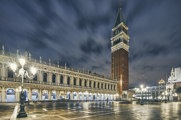 Der Campanile di San Marco und die Biblioteca Nazionale Marciana bei Nacht, Venedig, Italien - CUF16803