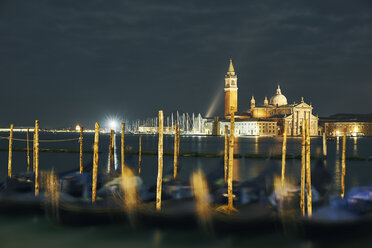 Unscharfe Gondeln vor der Kirche von San Giorgio Maggiore bei Nacht, Venedig, Italien - CUF16804