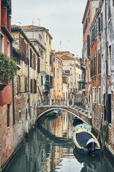 Bridge over narrow canal, Venice, Italy - CUF16810