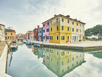 Traditionelle mehrfarbige Häuser am Kanalufer, Burano, Venedig, Italien - CUF16811