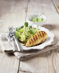 Gegrillte Hähnchenbrust mit Blattsalat und Dressing - CUF16818