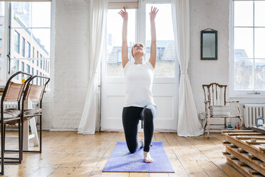 Junge Frau übt Yoga-Pose in der Wohnung - CUF16866