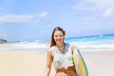 Porträt einer jungen Frau mit Surfbrett am Strand, Dominikanische Republik, Karibik - CUF17178
