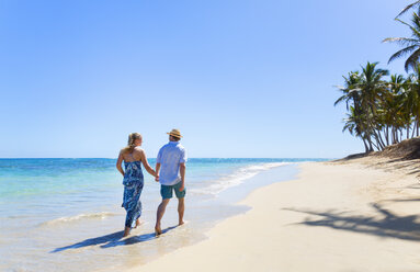 Rückansicht eines reifen Paares, das am Strand spazieren geht, Dominikanische Republik, Karibik - CUF17207