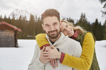 Porträt eines romantischen Paares im Schnee, Elmau, Bayern, Deutschland - CUF17245