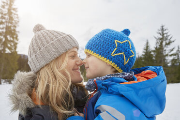 Porträt von Mutter und Sohn Nase an Nase im Winter, Elmau, Bayern, Deutschland - CUF17258