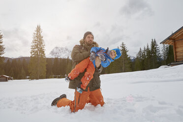 Vater hebt Sohn im Schnee hoch, Elmau, Bayern, Deutschland - CUF17264