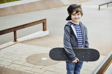 Boy skateboard looking at camera smiling - CUF17383