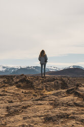 Island, Fotografin auf Felsen stehend, Rückansicht - KKAF01084
