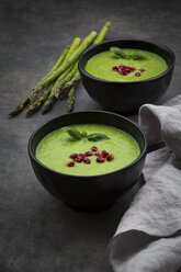 Green asparagus soup with pomegranate seeds and basil - LVF07004