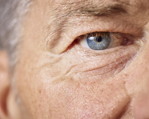 Blaues Auge eines reifen Mannes, lizenzfreies Stockfoto