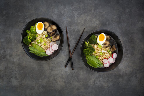 Ramen-Suppe mit Ei, Zuckererbsen, Brokkoli, Nudeln, Shitake-Pilzen und rotem Rettich - LVF07011