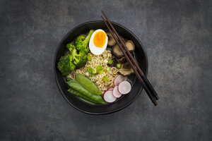 Ramen-Suppe mit Ei, Zuckererbsen, Brokkoli, Nudeln, Shitake-Pilzen und rotem Rettich - LVF07013