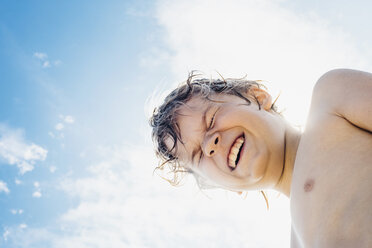 Porträt eines glücklichen Jungen im Freien - MJF02283