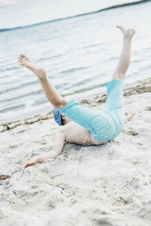 Verspielter Junge hat Spaß am Strand - MJF02286