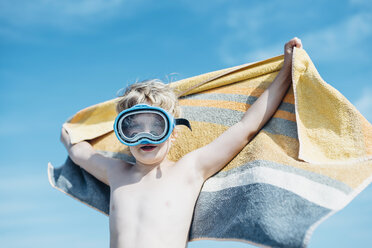 Junge mit Taucherbrille und Strandtuch im Freien - MJF02291